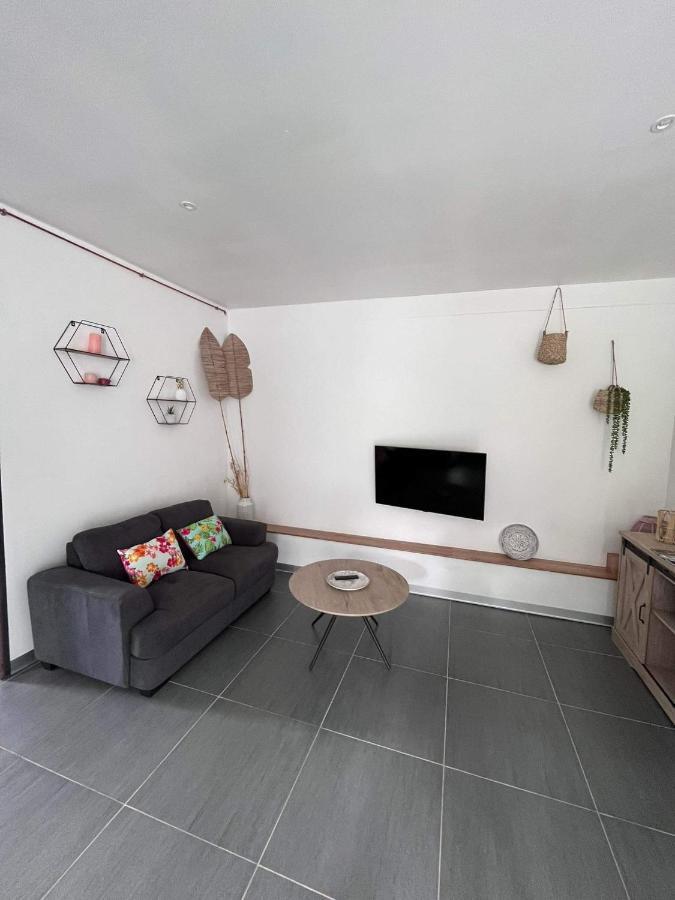 2 Accomodations -Studio Du Manoir -Le Manoir Пунауиа Екстериор снимка
